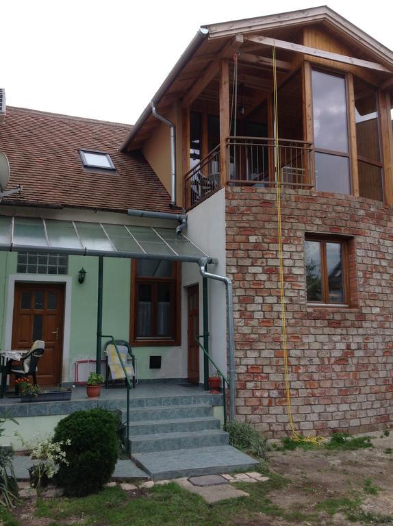 King Apartman Sarvar Exterior photo