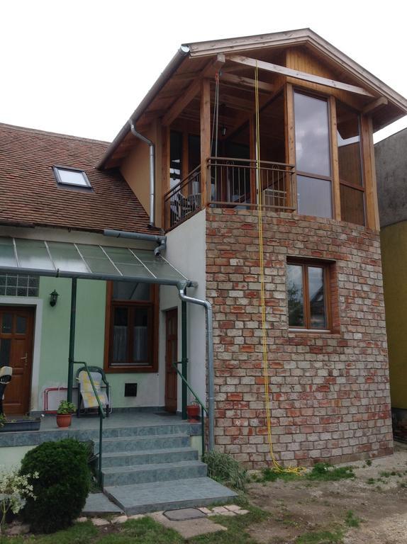 King Apartman Sarvar Exterior photo